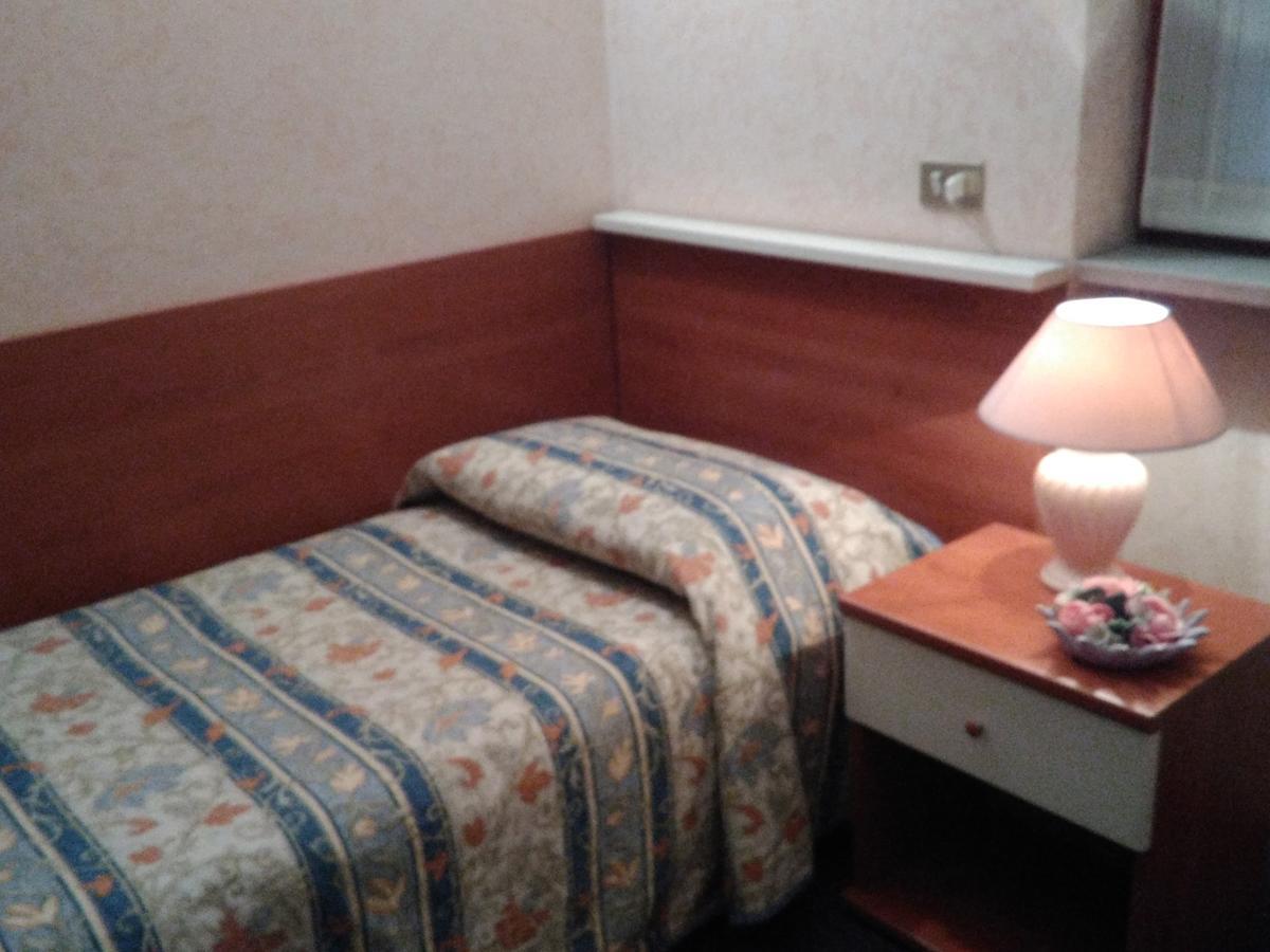 Hotel Elena Verona Bagian luar foto